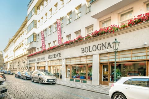 Hotel Bologna, Exterior