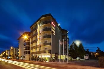 Luna Fátima, Front of property