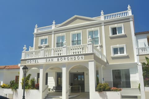 RF San Borondon, Front of property