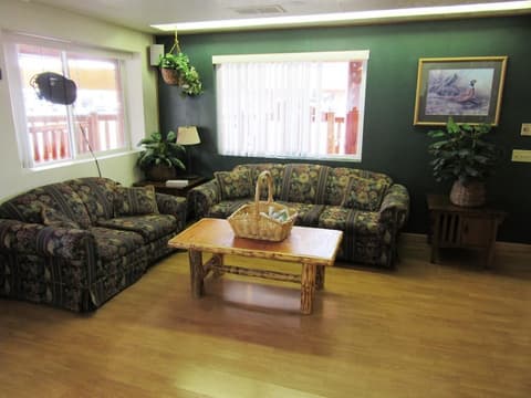 Yellowstone Country Inn, Lobby