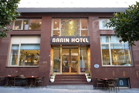 Barin Hotel, Front of property