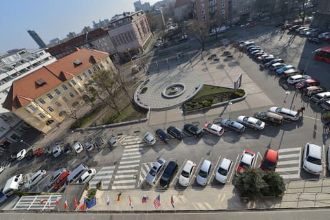Apollo Hotel Bratislava, Parking