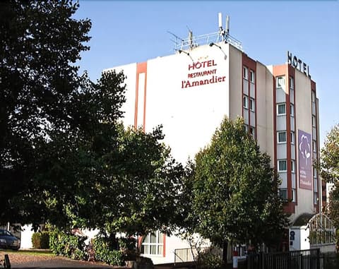 L'Amandier, Front of property