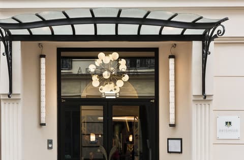 Artemisia Montmartre, Exterior