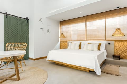 Sunrise Attitude, Room