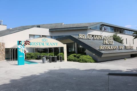 Le Relais Saint Michel, Front of property