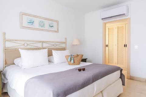 Ona Las Lomas Manga Club, Room