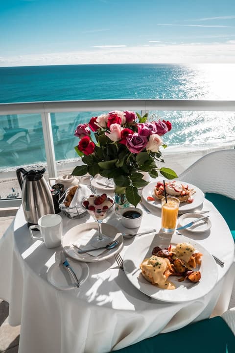 Marenas Beach Resort, In-room dining