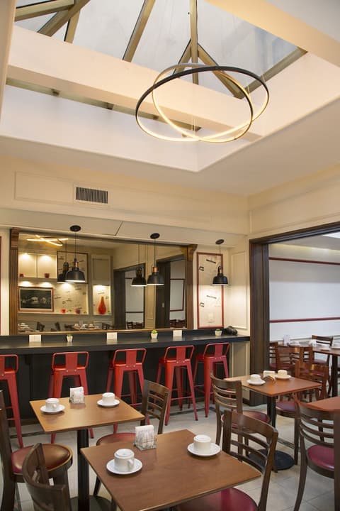 Waldorf Hotel, Restaurant