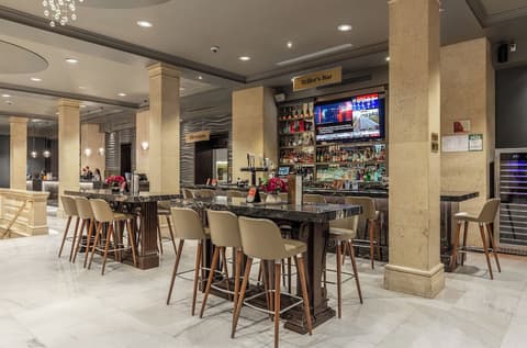 One King West Hotel & Residence, Dining