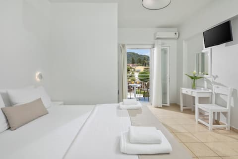 Bella Vista Beach Hotel and Studios