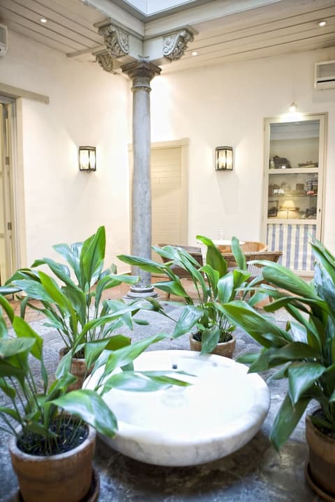 Hotel Palacio de Los Navas, Interior entrance