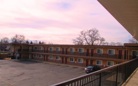 Regal Inn - Chicago O'Hare Airport, Parking