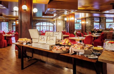 IH Hotels Courmayeur Mont Blanc Resort, Breakfast area
