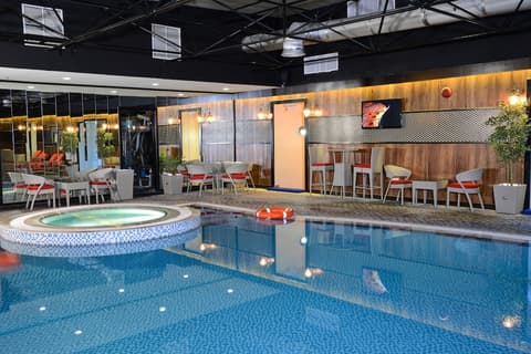 Sun and Sands Hotel, Pool