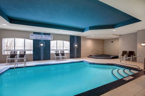 Days Inn & Suites by Wyndham Collingwood, Indoor pool