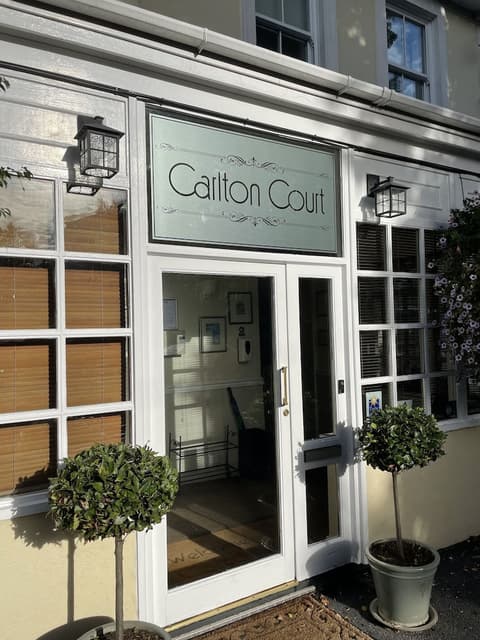 Carlton Court, Exterior