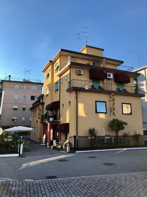 Delle Rose, Exterior