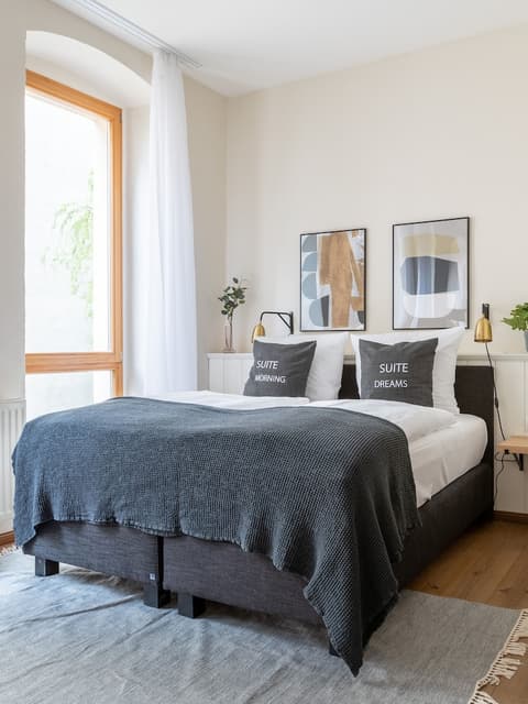 Schoenhouse Avenue by Limehome