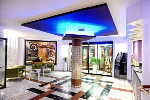 Hotel Prestige, Interior entrance