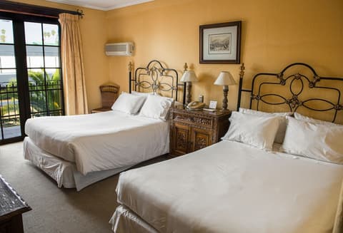 Santa Cruz Plaza, Room