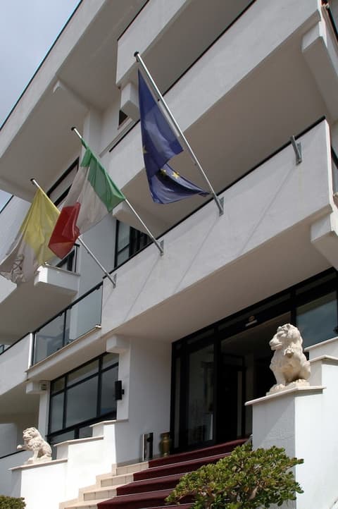 Hotel Sisto V, Front of property