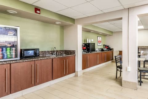 Econo Lodge And Suites Bricktown