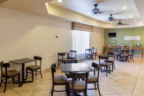 Sleep Inn & Suites Bakersfield North, Breakfast area