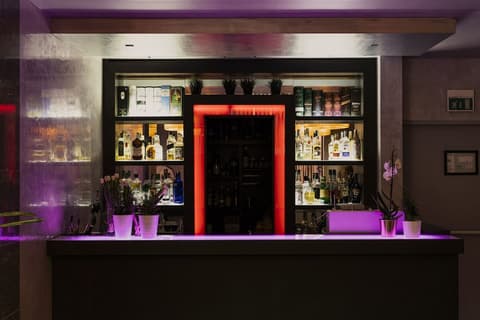 Hotel Cosmopolitan, Bar (on property)