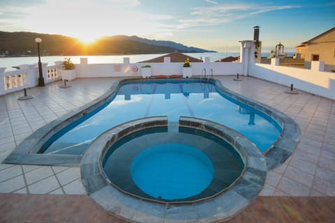 Samos Hotel, Pool