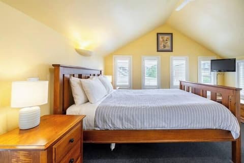 Captains At The Bay, Room