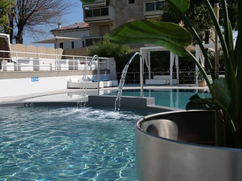 Oxygen Lifestyle Hotel, Pool waterfall