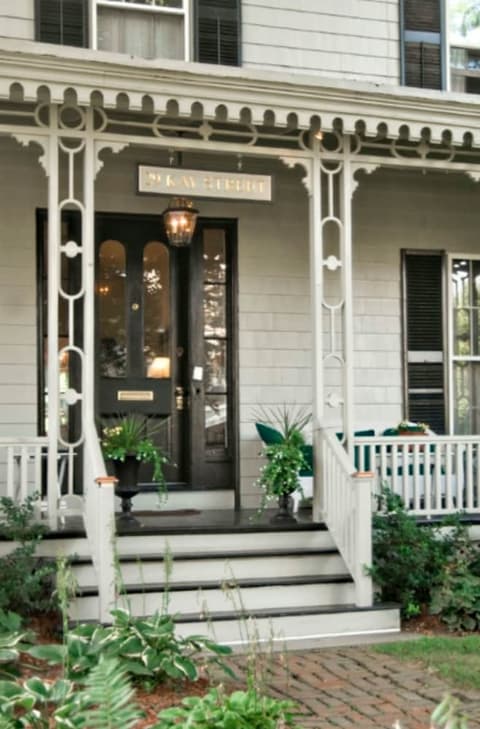Marshall Slocum Inn, Property entrance