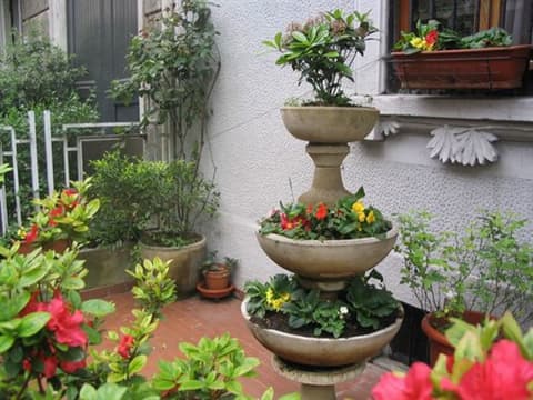 Hotel Mayorca, Property grounds