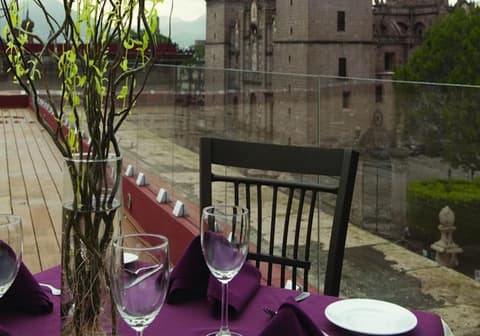 Hotel Misión Catedral Morelia, Dining