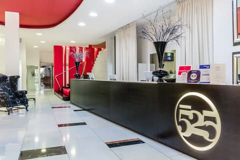 Hotel 525, Reception