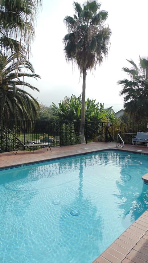 The Parks Inn Bed and Breakfast, Outdoor pool