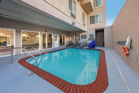 Comfort Inn & Suites Near Universal - N. Hollywood - Burbank