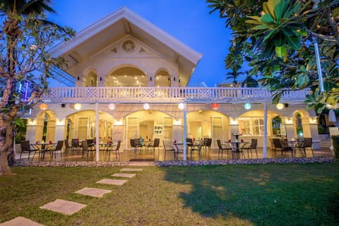 The Front Village, Restaurant