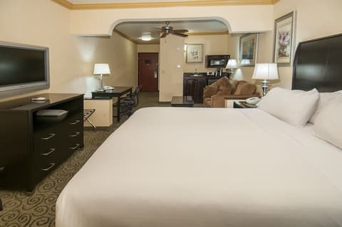 Holiday Inn Express and Suites Bakersfield Central by IHG