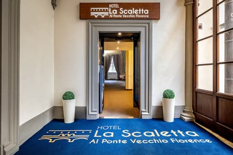 Hotel La Scaletta Al Ponte Vecchio, Interior entrance