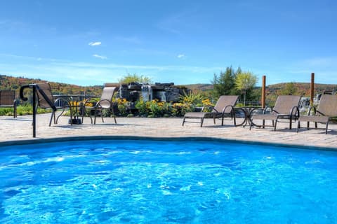 Manoir du Lac Delage, Outdoor pool