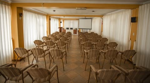 Hacienda Puno, Business center