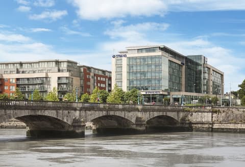 Limerick Strand Hotel, Front of property
