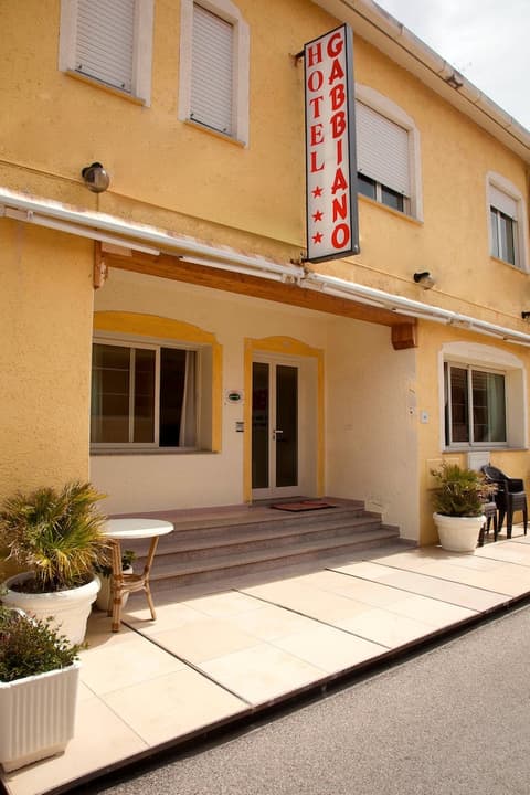 Hotel Gabbiano - Agenzia Isola Rossa, Front of property