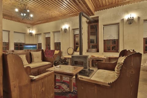 Yusuf Yigitoglu Konagi - Special Class, Lobby sitting area