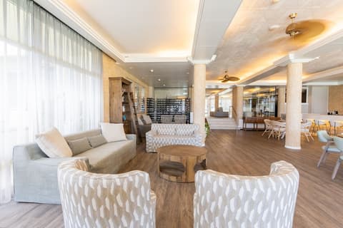 Vila Baleira Suites, Reception