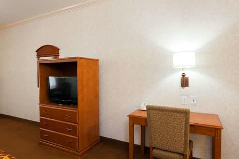 Howard Johnson Hotel & Suites by Wyndham Pico Rivera