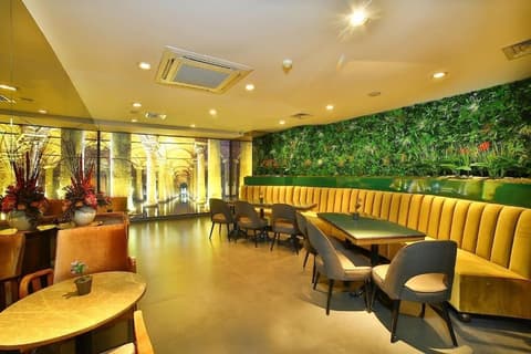 All Seasons Hotel, Restaurant