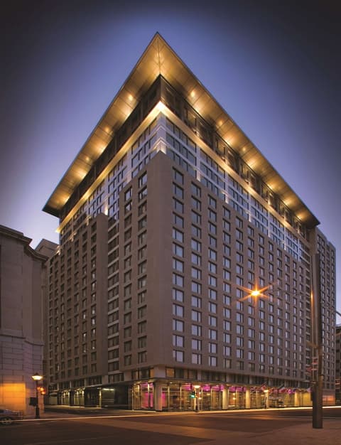 Embassy Suites Montréal by Hilton, Exterior